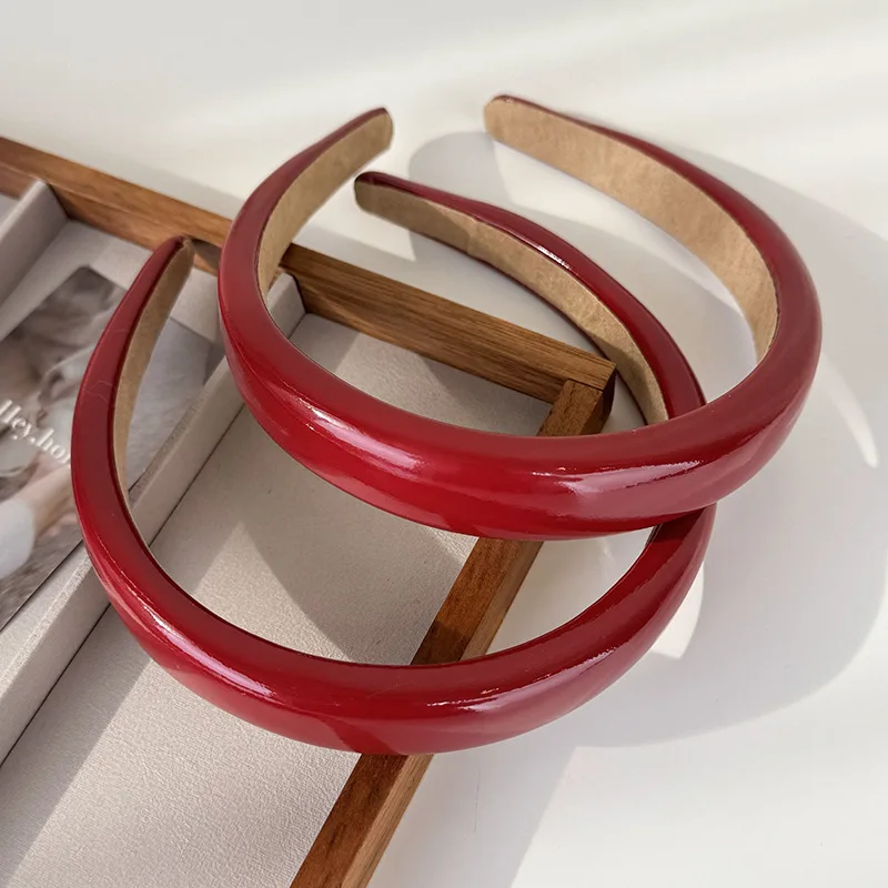 Leatherwork Rings - クリスマスヘアアクセサリーファッション赤光沢のある革スポンジヘッドバンド梨花レトロ気質ヘアフープ女性パーティーヘアバンド